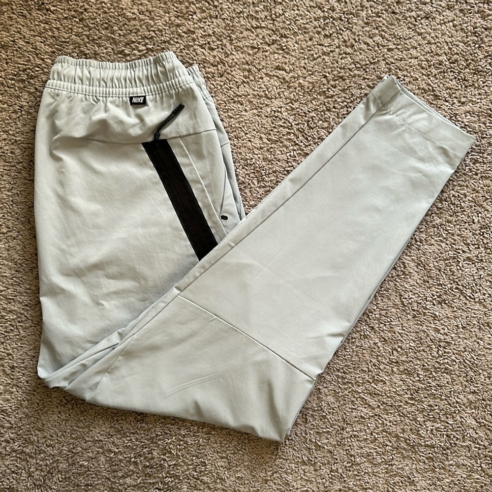 Nike Sportswear Tech Essentials Woven Pants
